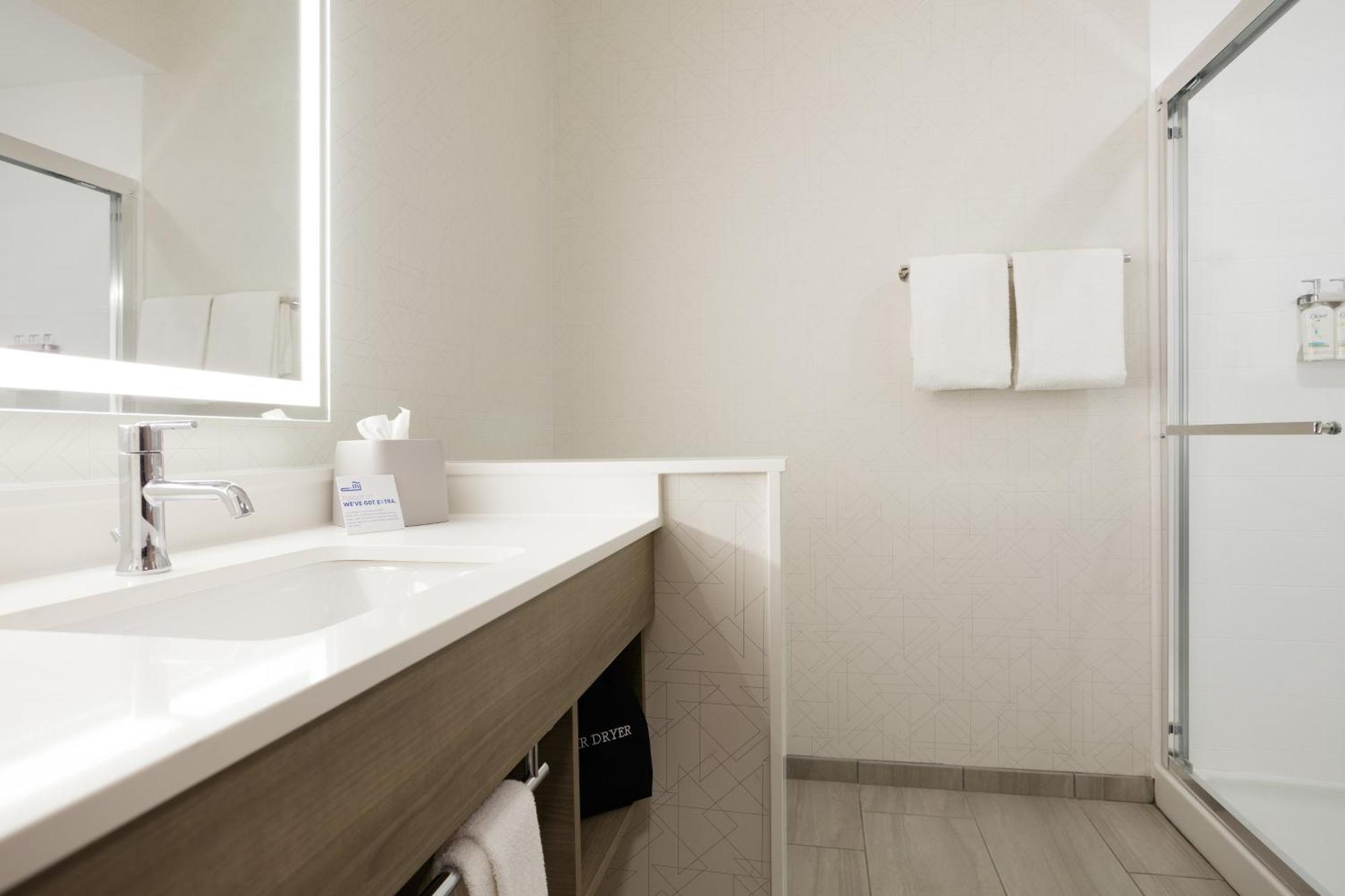 Express & - College Station By Ihg